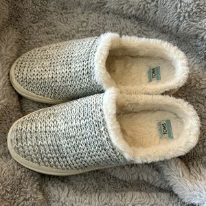 Toms slippers
